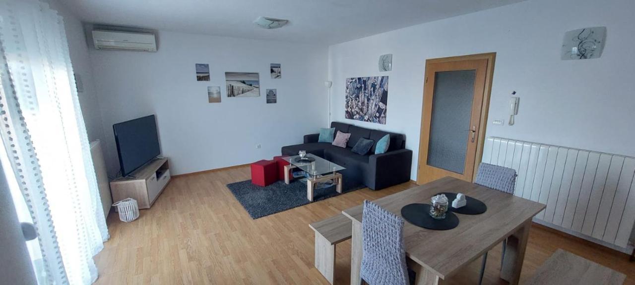 Apartment M&M With Private Pool Kucine Екстер'єр фото
